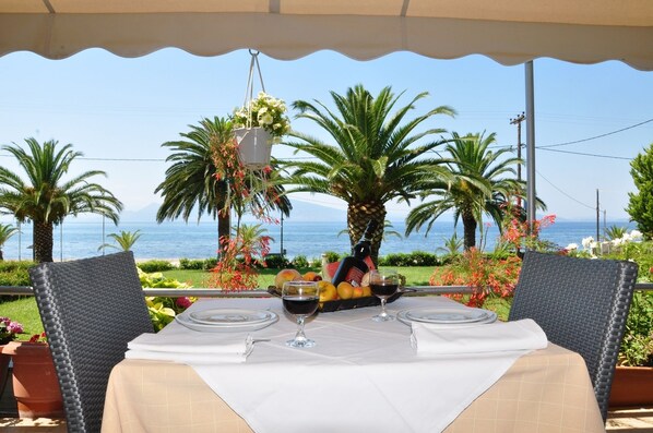 บริการอาหารเช้า อาหารกลางวัน อาหารเย็น, อาหารกรีก, วิวชายหาด 