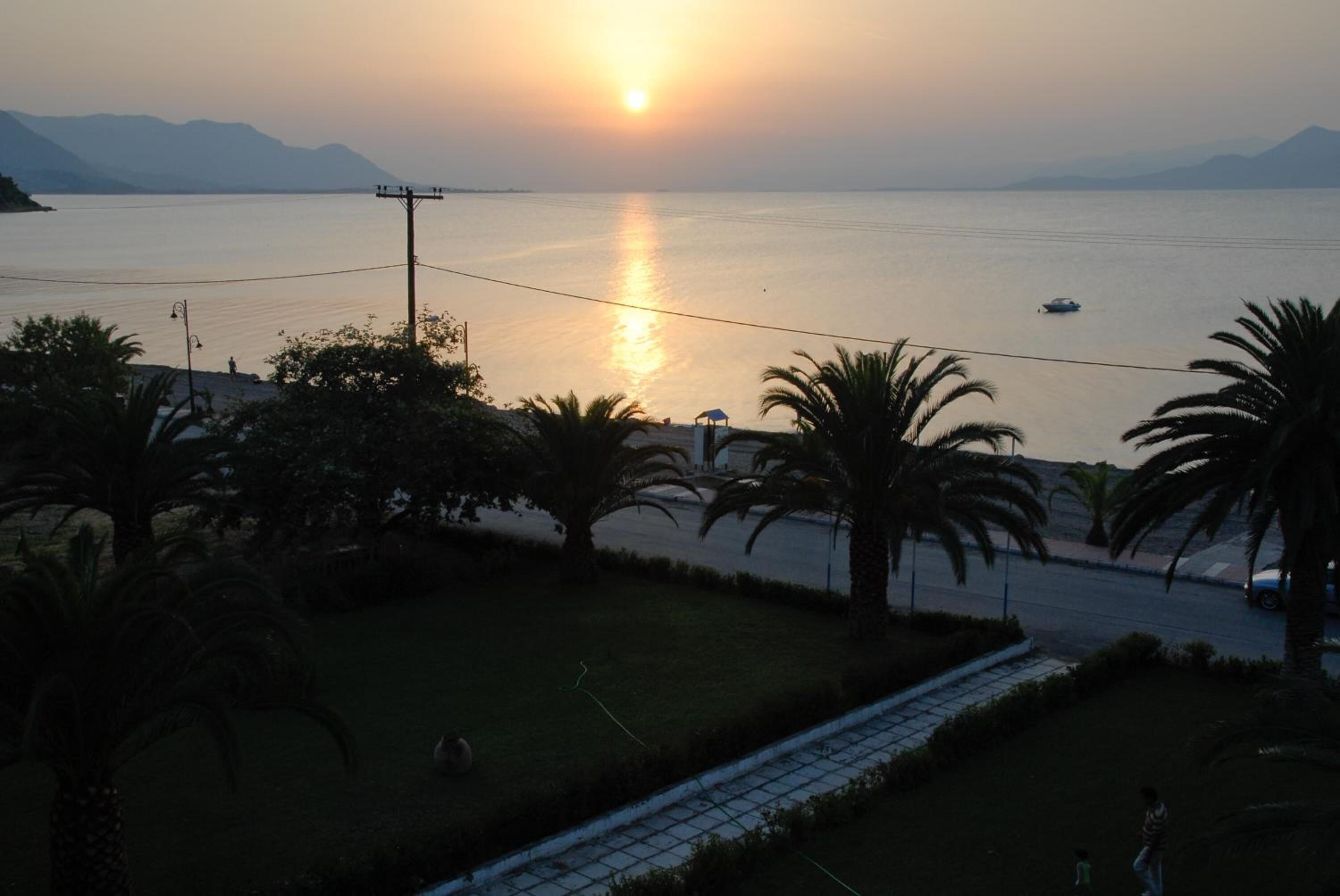 beach nearby, sun-loungers, beach umbrellas