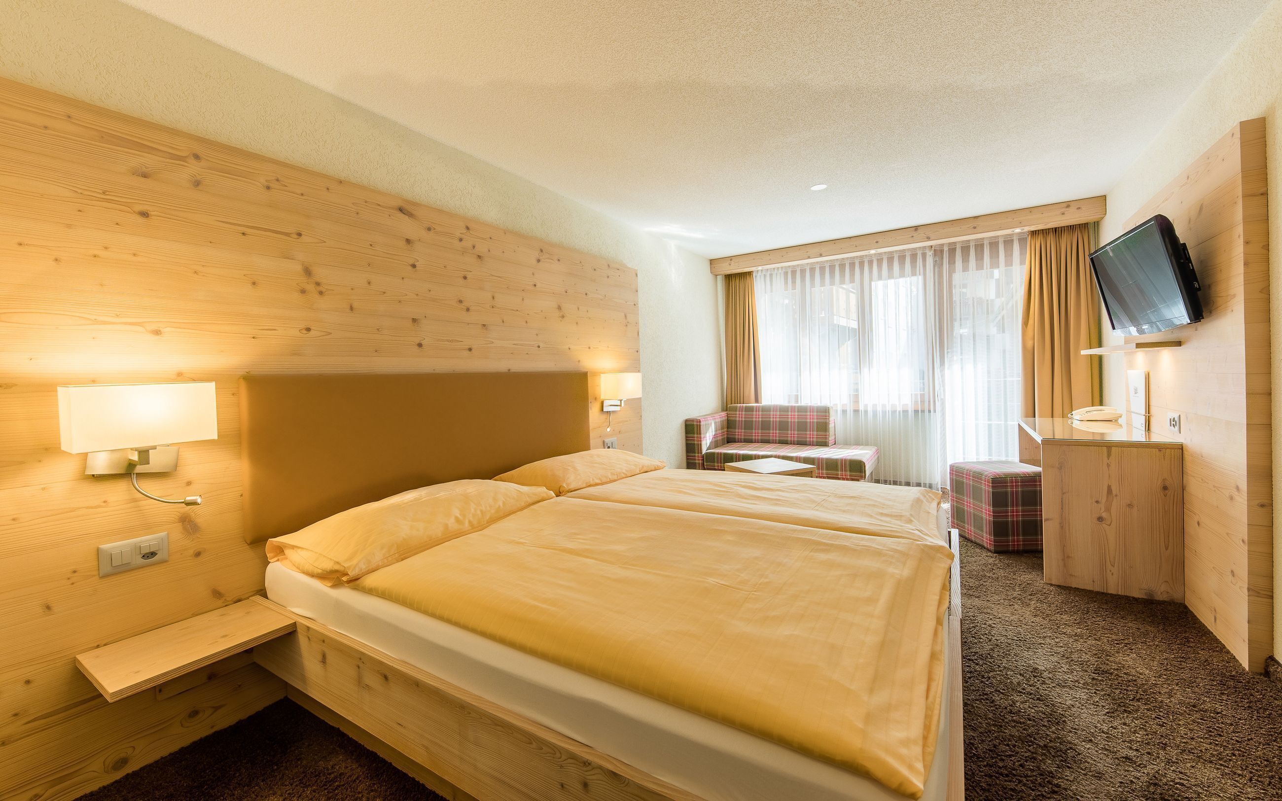 Hypo-allergenic bedding, in-room safe, desk, laptop workspace