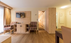 Apartamento (Bellevue) | Área de estar | TV, pisos aquecidos