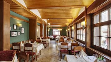 Desayuno buffet diario (CHF 18.00 por persona)