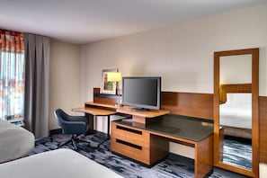 Desk, laptop workspace, blackout curtains, iron/ironing board - Fairfield Inn & Suites by Marriott Moncton (Moncton)
