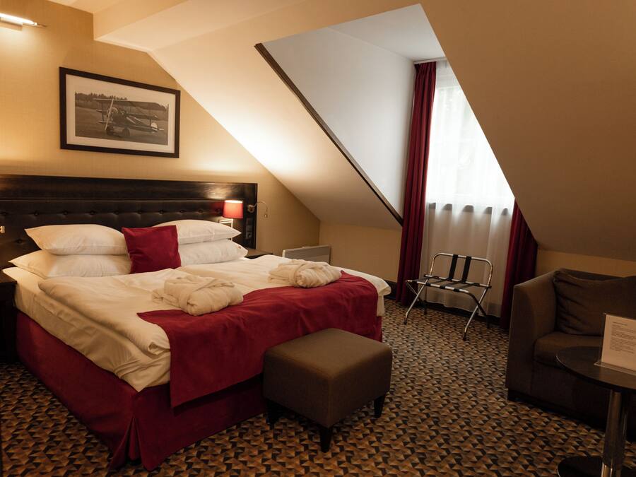Premium Room | Hypo-allergenic bedding, minibar, in-room safe, desk