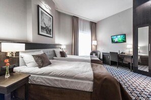 Hypo-allergenic bedding, minibar, in-room safe, desk - Hotel Red Baron (Swidnica)
