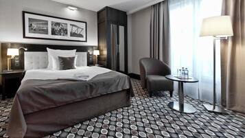 Hypo-allergenic bedding, minibar, in-room safe, desk