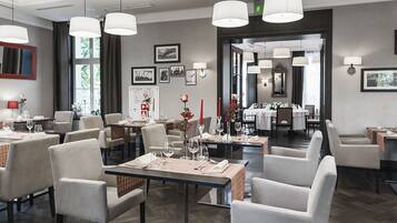 Breakfast, lunch, dinner served; alfresco dining