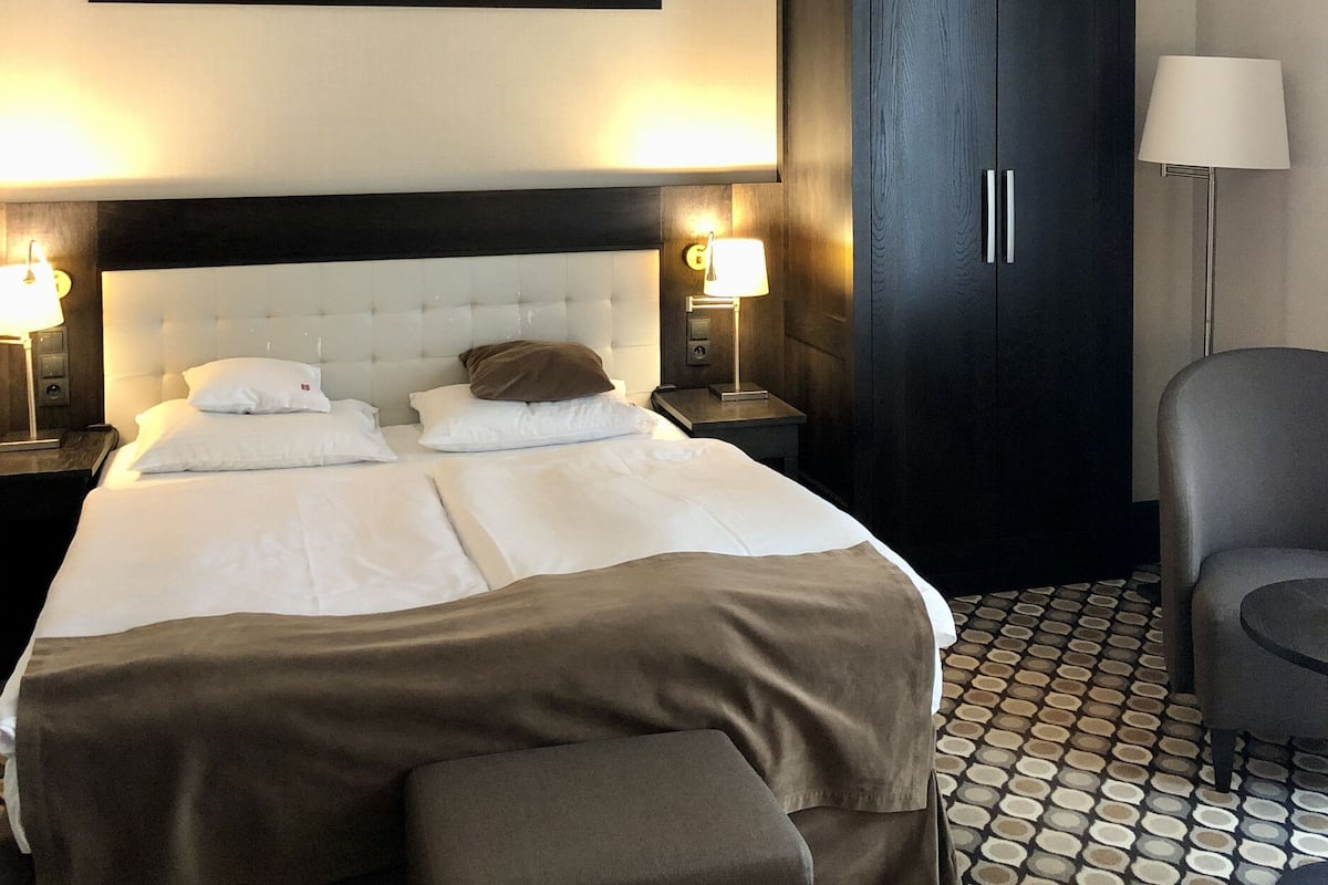 Habitación Premium | Minibar, caja fuerte, escritorio y cortinas opacas