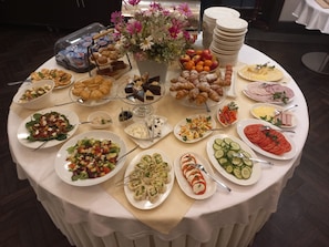 Free daily buffet breakfast  - Hotel Red Baron (Swidnica)