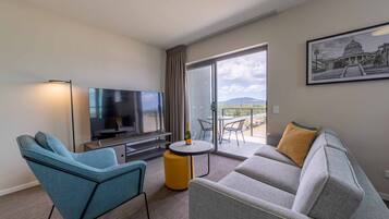 Een 42-inch lcd-televisie met digitale zenders en televisie