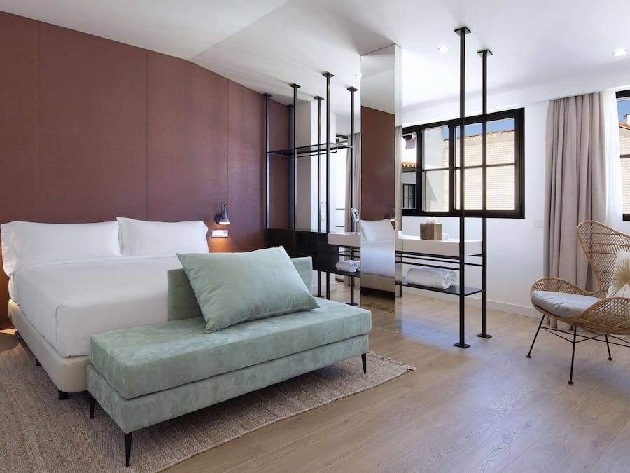 Superior Room, 1 King Bed | Living area