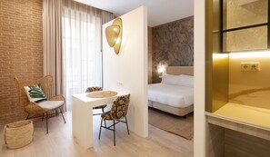 ห้องพัก, เตียงคิงไซส์ 1 เตียง, พร้อมสิ่งอำนวยความสะดวกสำหรับผู้พิการ | บริเวณนั่งเล่น | ทีวีจอแบน 55 นิ้ว พร้อมช่องดิจิตอล, ทีวี