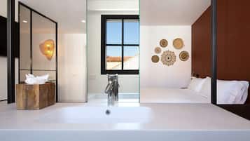 Habitación superior, 1 cama King size | Baño | Amenidades de baño gratuitas, secadora de cabello, batas, pantuflas