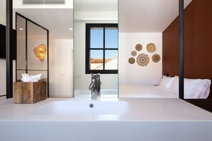 Superior kamer, 1 kingsize bed | Badkamer | Gratis toiletartikelen, een haardroger, badjassen, pantoffels