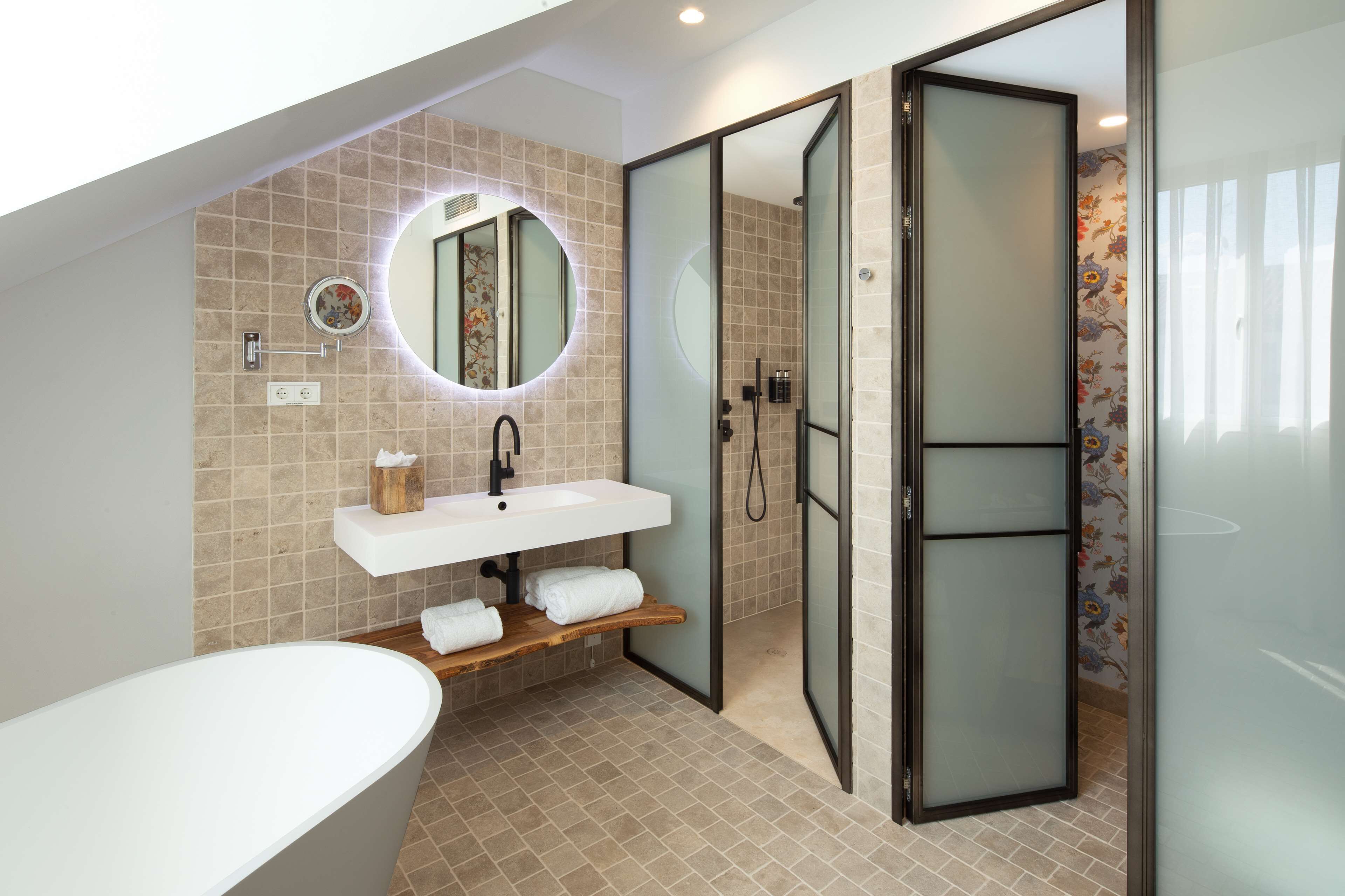 el atochal | bathroom | free toiletries, hair dryer, bathrobes, slippers