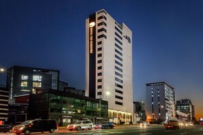 施設の正面 (日没後)