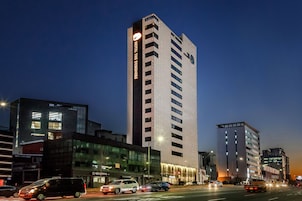 Fachada del alojamiento - Noche