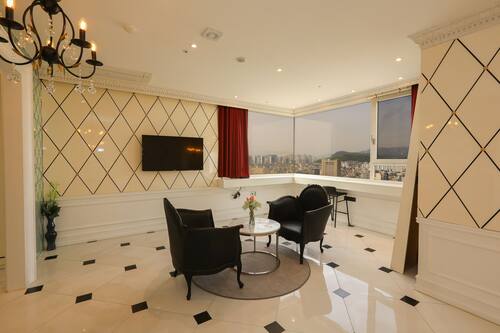 Royal Suite (TwinBed,Max 3 guests-Contact property) | Memory foam beds, individually decorated, desk, blackout drapes