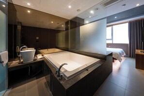 Semi Suite (Twin Bed, Max 3 guests-Contact property) | 记忆海绵床垫、特色装修、办公桌、遮光窗帘
