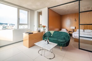 Suite Royal (TwinBed,Max 3 guests-Contact property) | Busa memori, didekorasi berbeda-beda, meja kerja, dan tirai kedap cahaya