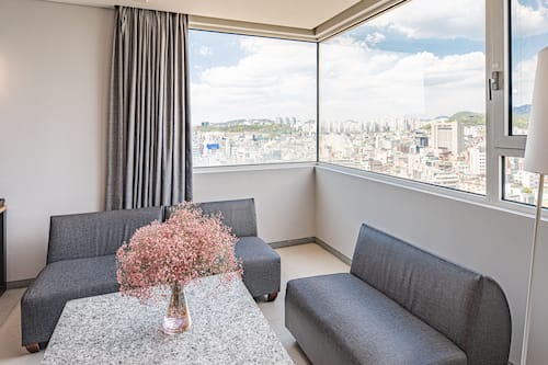ห้องรอยัลสวีท (TwinBed,Max 3 guests-Contact property) | เตียงเมมโมรีโฟม, ห้องพักตกแต่งอย่างมีเอกลักษณ์, โต๊ะทำงาน, ผ้าม่านกันแสง