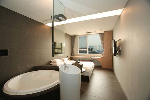 Suite (TwinBed,Max 3 guests-Contact property) | Memory foam beds, individually decorated, desk, blackout drapes