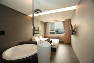 Suite (TwinBed,Max 3 guests-Contact property) | Colchones viscoelásticos, decoración individual, escritorio