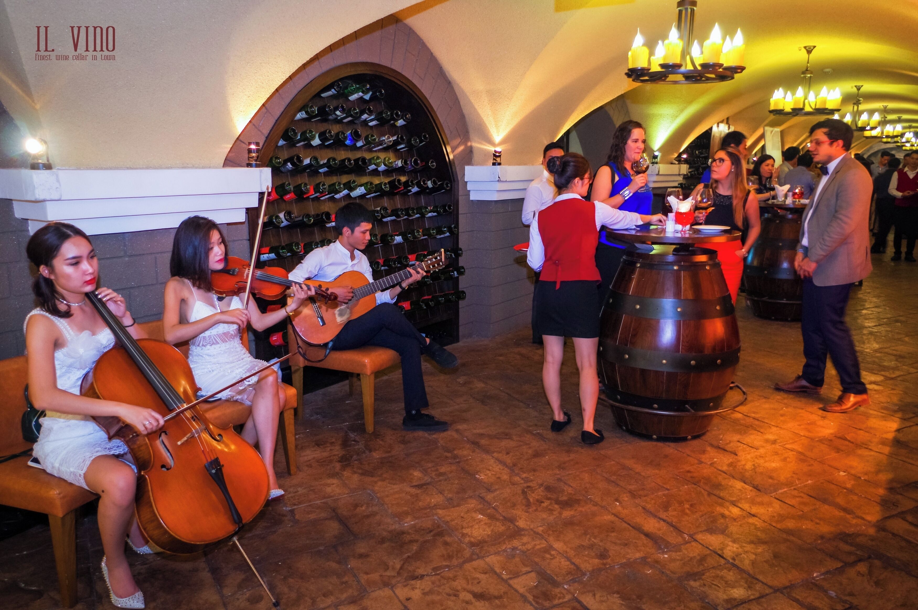 2 restaurants, breakfast served