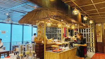 Desayuno buffet diario (VND 320000 por persona)