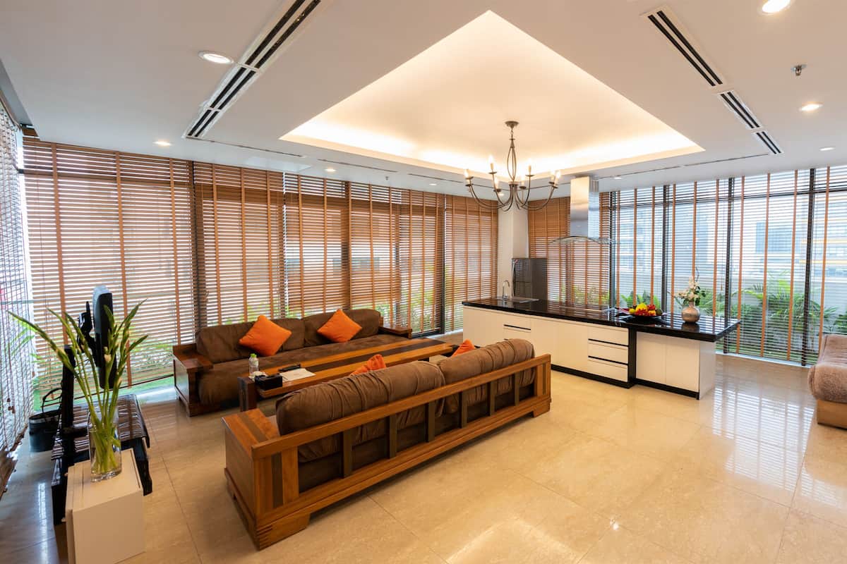 Studio Suite, 1 Katil Raja (King), Balcony | 1 bilik tidur, bar mini, peti besi dalam bilik, meja