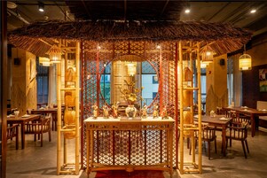 2 か所のレストラン、朝食に営業