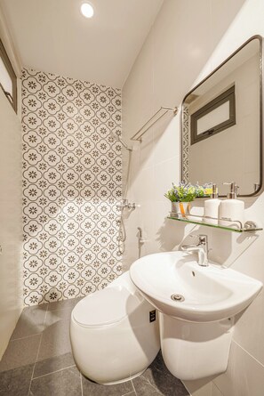 Habitación doble superior | Baño | Ducha, cabezal de ducha con hidromasaje, secador de pelo y zapatillas