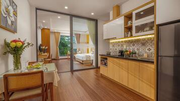 Apartamento premium | Cozinha privada | Frigobar, toalhas de papel