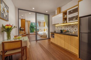 Premium Apartment | Private kitchen | Mini-fridge, paper towels