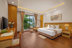 Apartamento Premium | Ropa de cama de alta calidad, mobiliario individual, escritorio