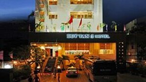 Et hotel med moderne design, der har en markant indgang med et skilt, der viser "Duy Tan 2 Hotel".