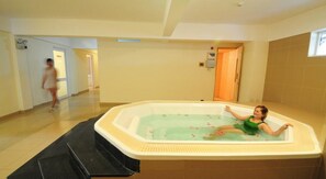 Bồn tắm spa trong nhà