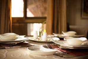 Se sirven cenas, restaurante con mesas al aire libre