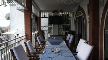 Se sirven desayunos y almuerzos, restaurante con mesas al aire libre 