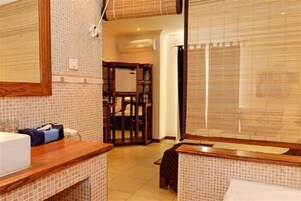 Habitación superior | Ropa de cama de alta calidad, minibar, caja fuerte y escritorio