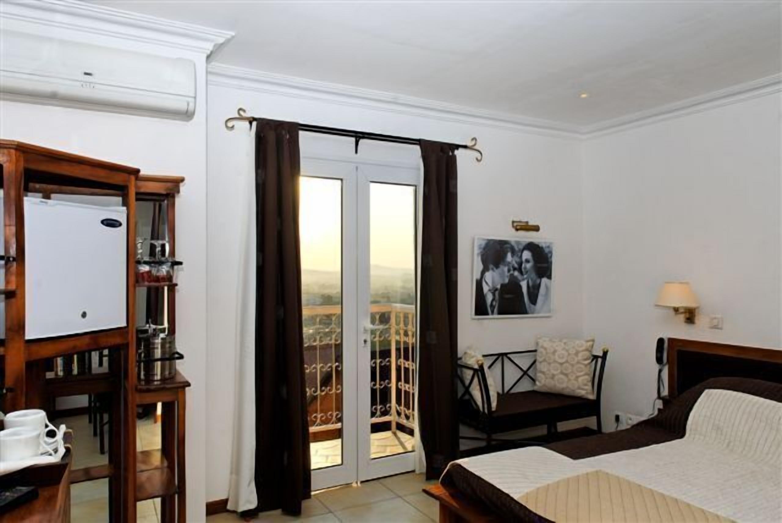 Sengetøy av topp kvalitet, minibar, safe på rommet og skrivebord