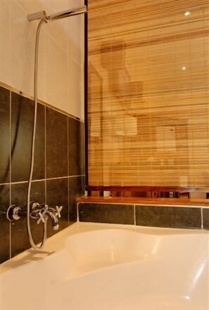Deep-soaking bathtub - Hotel Brajas (Antananarivo)