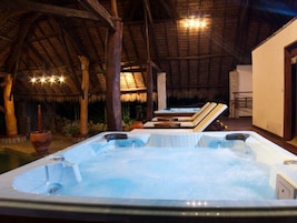 Salas de tratamiento para parejas, una bañera de hidromasaje