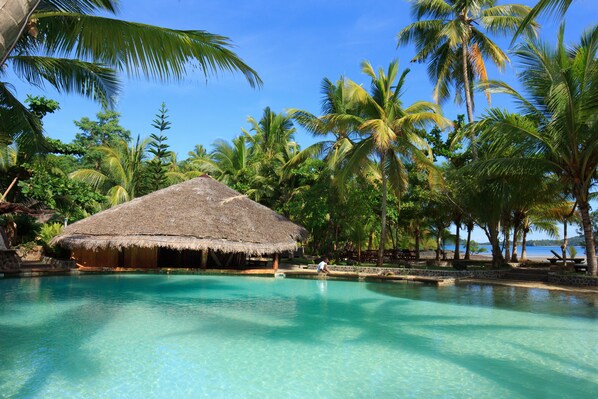 Utomhuspool, parasoller och solstolar