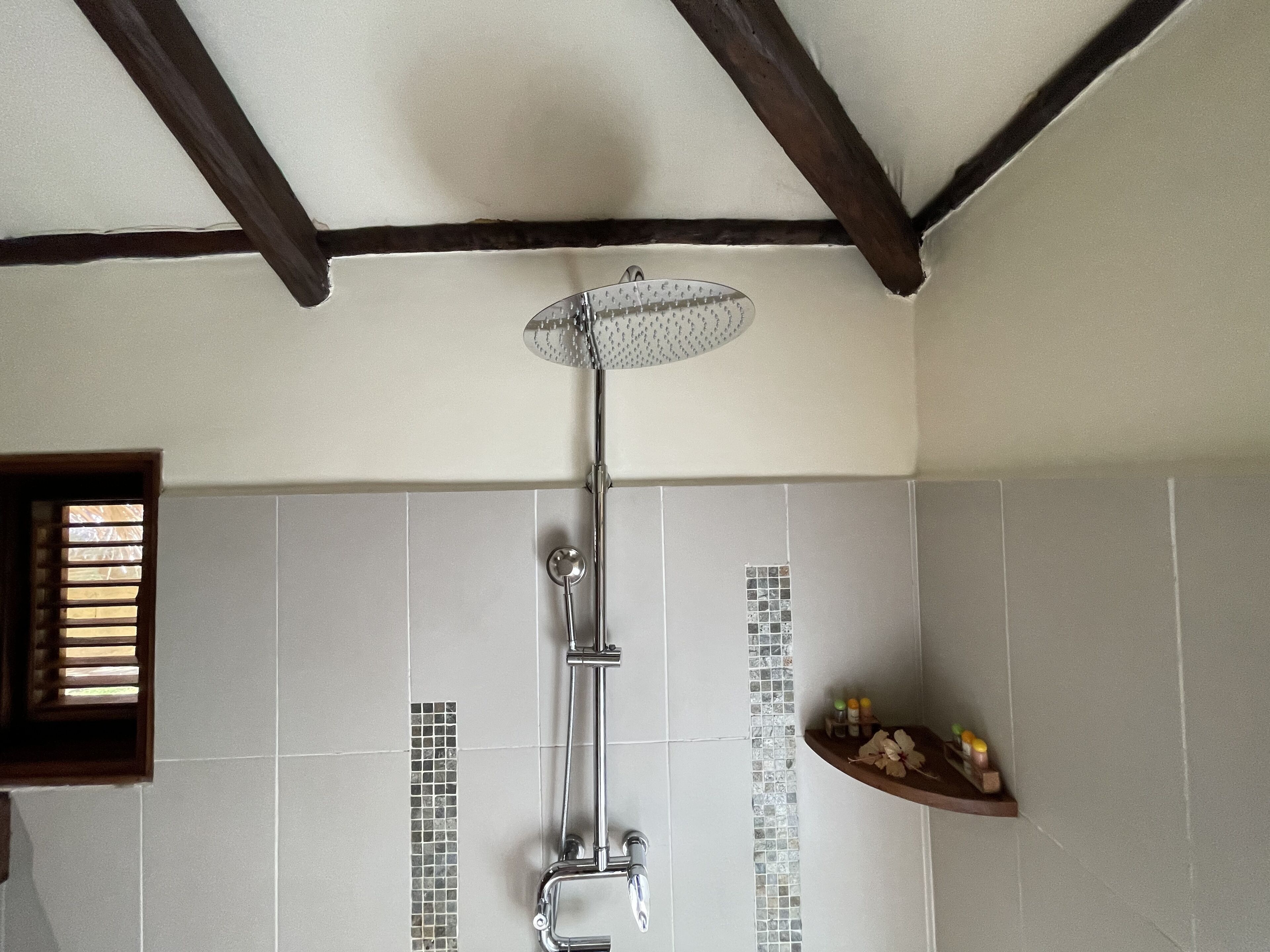 Ducha con cabezal de ducha tipo lluvia, ducha de mano y mandos empotrados.