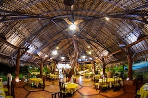 Se sirven desayunos y cocina internacional, con vista a la piscina