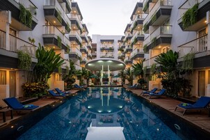 2 outdoor pools, pool loungers