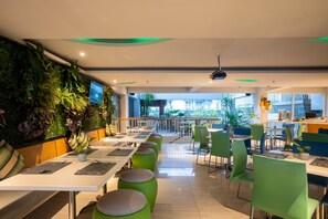 Petit déjeuner, déjeuner et dîner servis sur place, vue sur la piscine