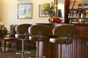 Bar (on property) - Golden House International Hotel (Phnom Penh)