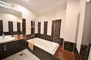 Ensemble douche/baignoire, articles de toilette de luxe, sèche-cheveux