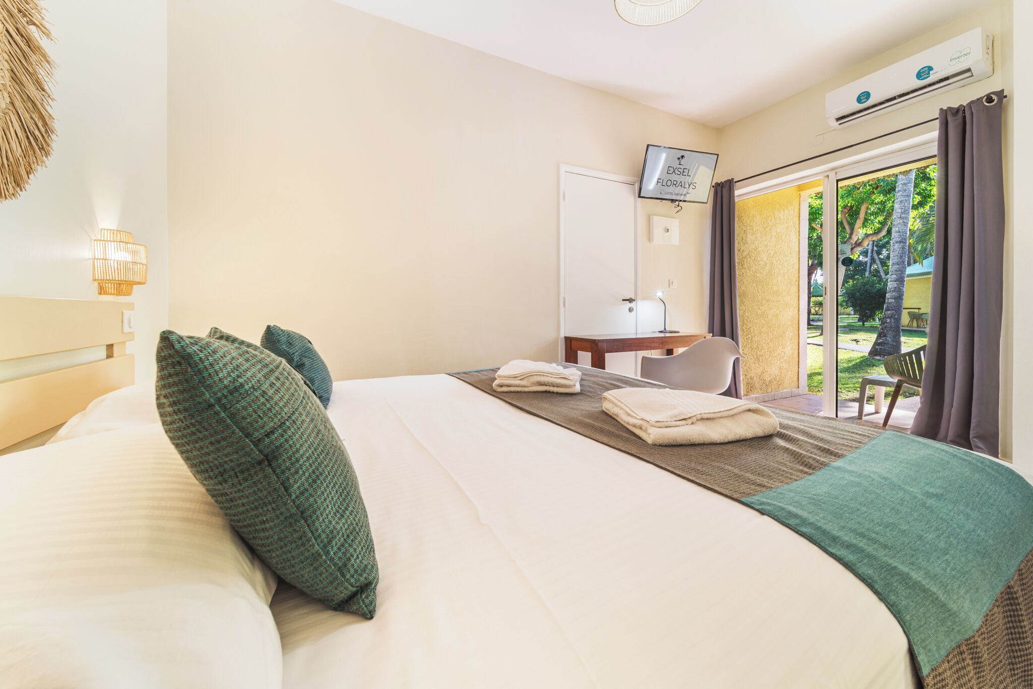 مكتب ومكواة/لوح كي وأسرّة أطفال/رضّع (مجانًا) وواي فاي مجانًا